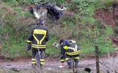 I soccorritori fra i rottami del piccolo aereo precipitato