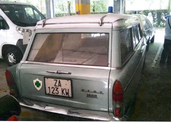 Un'ambulanza d'epoca che sarà in mostra in piazza Duomo 