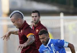 Un contrasto fra Nainggolan e Tavano, sotto gli occhi di Pjianic