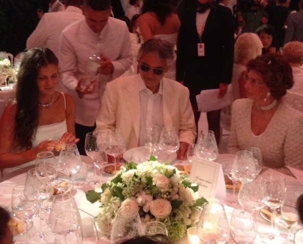 Veronica e Andrea Bocelli, a tavola con Sofia Loren, durante la cena da 5 milioni di dollari a Forte dei Marmi