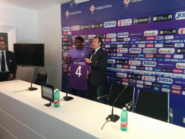 Micah Richards con Guerini alla presentazione