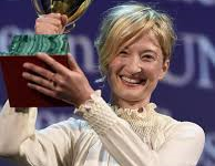 Alba Rohrwacher alza la coppa Volpi appena conquistata alla Mostra del cinema di Venezia