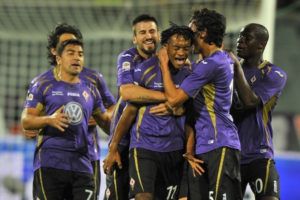 Cuadrado festeggiato dai compagni dopo il suo bellissimo gol, il secondo della partita. Poi, nel secondo tempo, triplicherà Tomovic