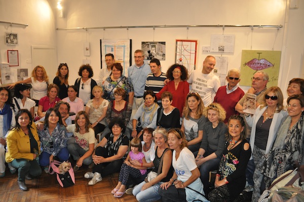 Alcuni componenti del gruppo di figli adottivi durante l'incontro alla Libreria Libri Liberi di Firenze