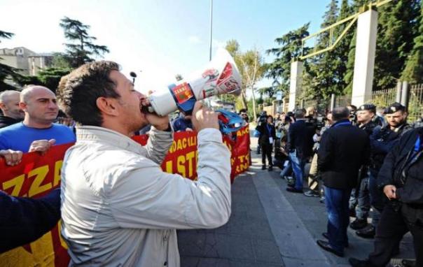 Un gruppo di operai delle acciaierie di Terni davanti alla Leopolda, oggi 26 ottobre