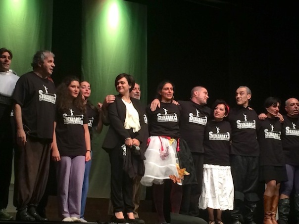 Applausi per Martina Giangrande (terza da sinistra) al termine dello spettacolo