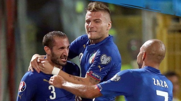 Chiellini (a sinistra) festeggiato da Immobile e Zaza: il difensore ha segnato una doppietta e anche un autogol