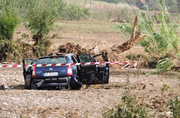 L'auto in cui sono morte travolta da fango e acqua le sorelle Carletti