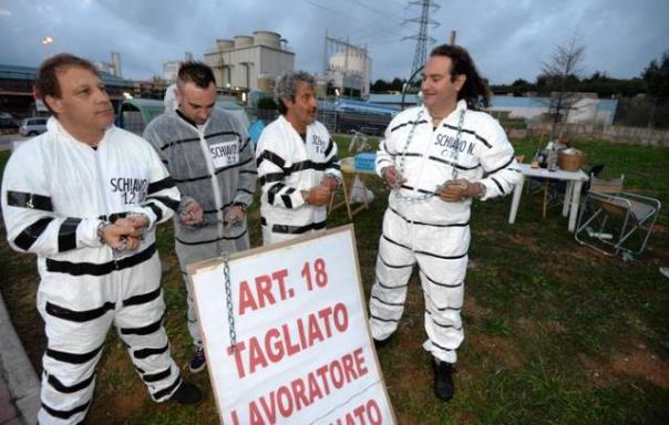 Operai Lucchini in catene per protesta contro la riforma dell'articolo 18