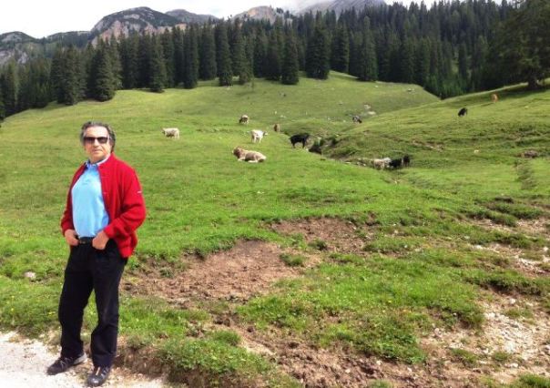 Riccardo Muti in passeggiata sulle montagne (dal profilo Facebook ufficiale)