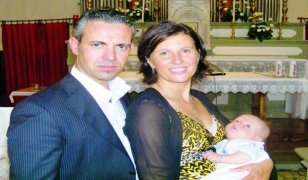 Pistoia, Riccardo Pierinelli e Caterina Innocenti con in braccio il piccolo Mattia