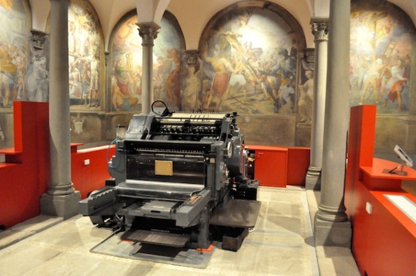 Una macchina tipografica a caratteri mobili degli anni '70 in mostra presso la Società Dante Alighieri