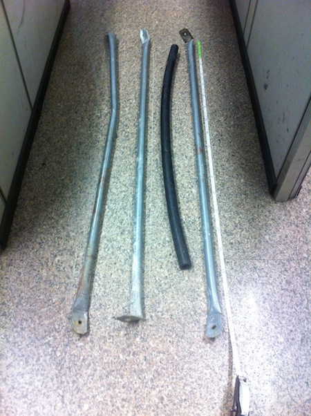 Le spranghe sequestrate dai Carabinieri