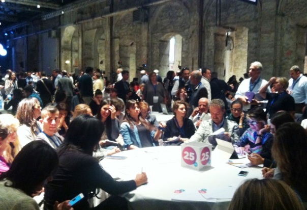 Uno dei tavoli tematici di discussione alla Leopolda 5