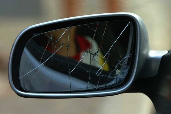 La classica truffa dello specchietto rotto 