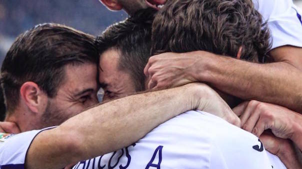 L'esultanza dei viola dopo il gol di Gonzalo Rodriguez