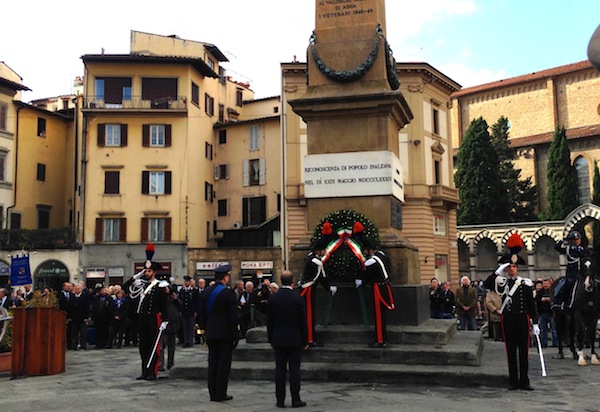 La cerimonia in piazza dell'Unità per la Giornata delle Forze Armate