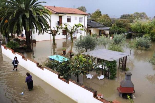 Le strade di Marina di Carrara allagate