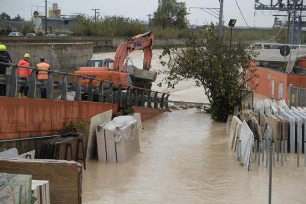 Carrara, l'argine crollato del fiume Carrione