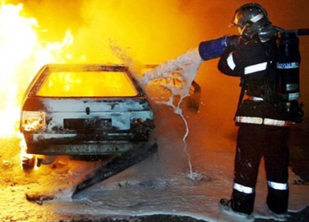 Auto in fiamme, arrestato all'Impruneta un piromane di soli 17 anni