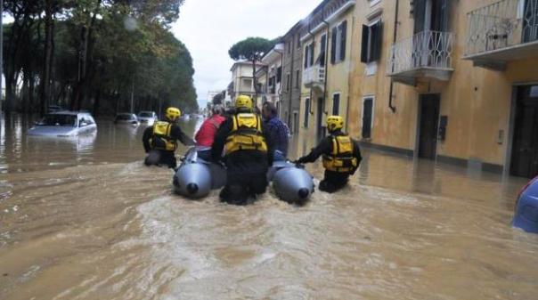 L'intervento del Nucleo sommozzatori dei Carabinieri a Carrara dopo l'alluvione causato dal crollo di un argine del fiume Carrione, 6 novembre 2014