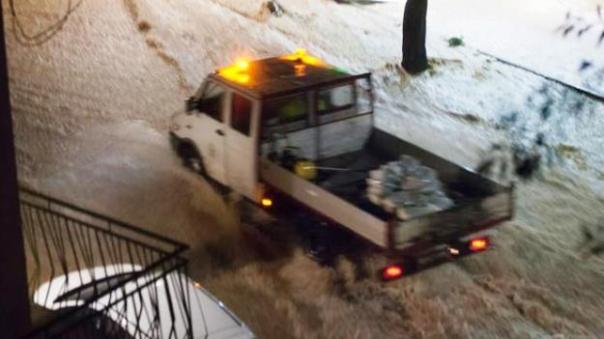 Carrara, straripa torrente Carrione (Foto da Twitter, Giovanna Mezzana)