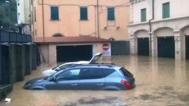 Carrione straripa a Carrara (foto da Twitter)