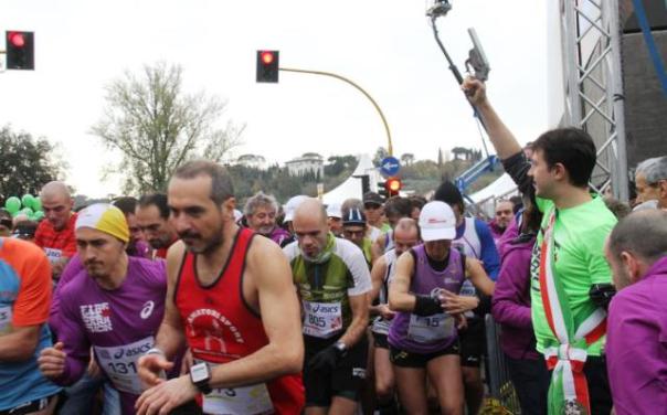 Firenze Marathon 2014, lo start del sindaco Dario Nardella alla partenza
