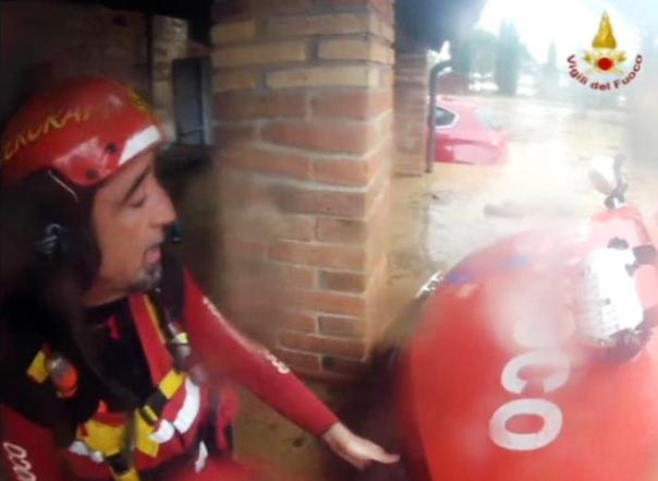 I sommozzatori dei Vigili del Fuoco hanno tratto in salvo un uomo che rischiava di annegare nel Mugnore in via Cosseria