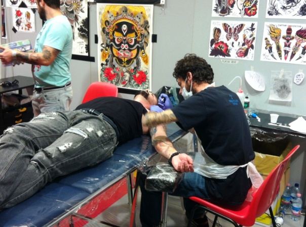 Florence Tattoo Convention, un tatuatore all'opera