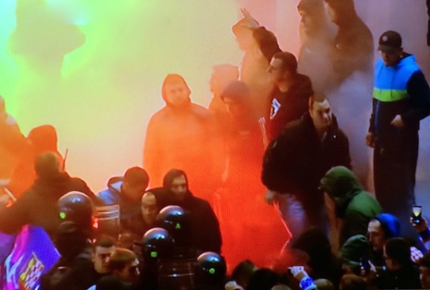 I fumogeni lanciati dai tifosi croati durante la partita, che hanno portato a una decina di minuti di sospensione
