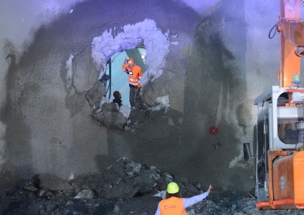L'ultimo diaframma della galleria Val d Sambro della Variante di valico nel tratto autostradale Firenze-Bologna