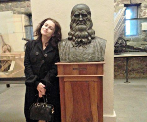 Helena Bonham Carter a Vinci, accanto al busto di Leonardo (da Facebook)