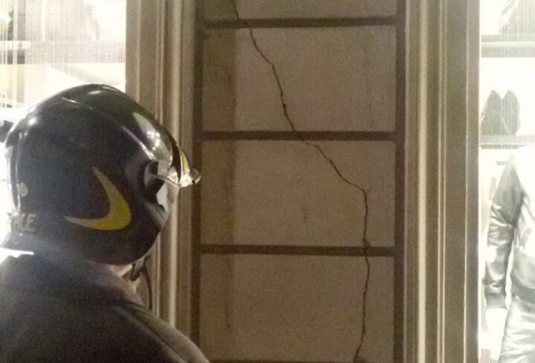 Una delle crepe nello stabile di via dei Lamberti a Firenze