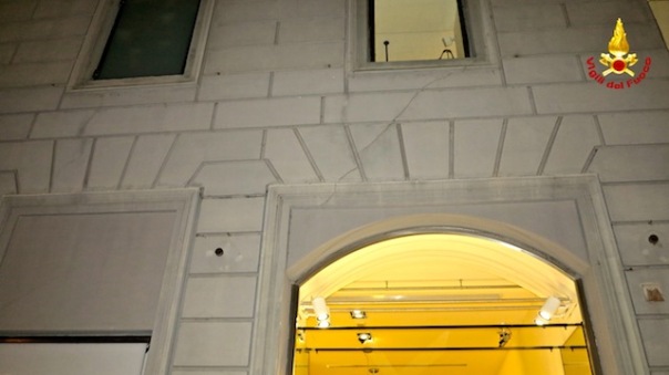 La crepa esterna sopra un  negozio