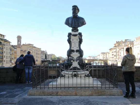 La fontana di Benvenuto Cellini al Ponte Vecchio appena restaurata