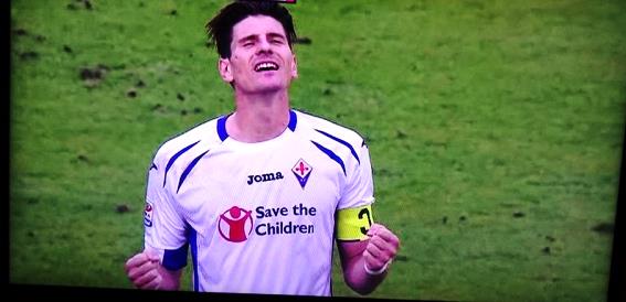 Mario Gomez esulta dopo il gol segnato al Cagliari: il suo digiuno durava da 259 giorni