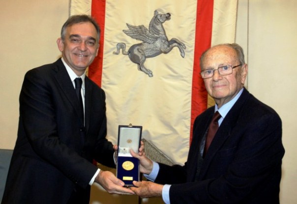 Franco Scaramuzzi (a destra) riceve il Pegaso d'oro da Enrico Rossi