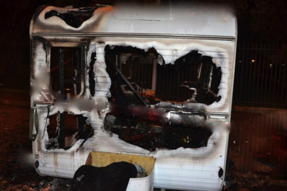 I resti della roulotte distrutta a Livorno