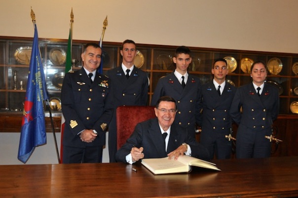 Silvio Bartolotti, patron della Micoperi, firma il libro d'onore della Scuola Douhet