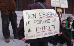 Immigrazione: paese protesta, serrata negozi e sit-in Arezzo