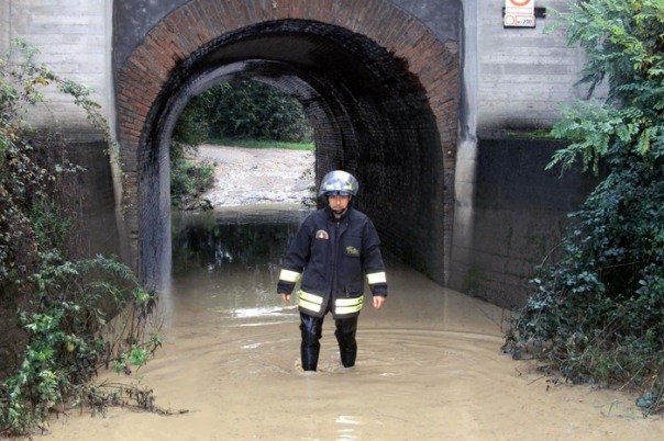 foto franco silvi livorno 27 ottobre 2004 sottopassi allagati