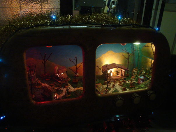 Un presepio allestito in un vecchio apparecchio radio