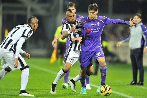 Duello a metà campo: Vidal attacca alle spalle Alonso