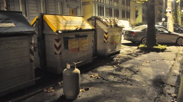 La bombola del gas abbandonata accanto au un cassonetto in viale Milton a Firenze 2