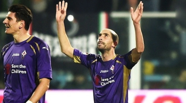 Borja Valero con lo sguardo al cielo dopo aver segnato il primo gol viola a Cesena