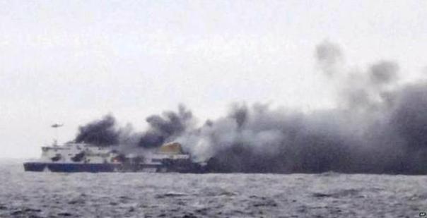 Fiamme e fumo sul Norman Atlantic alla deriva
