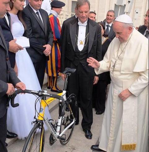 Francesco benedice la Papa-bike