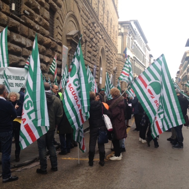 Lavoratori pubblico impiego presidiano la Prefettura di Firenze in Via Cavour