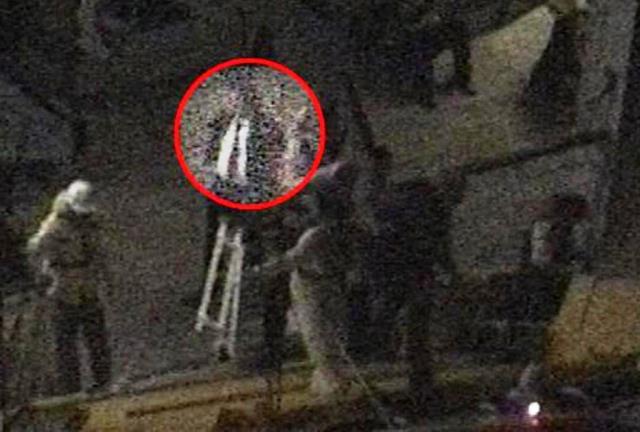 Il fermo immagine del video in cui Schettino attende la scialuppa di salvataggio